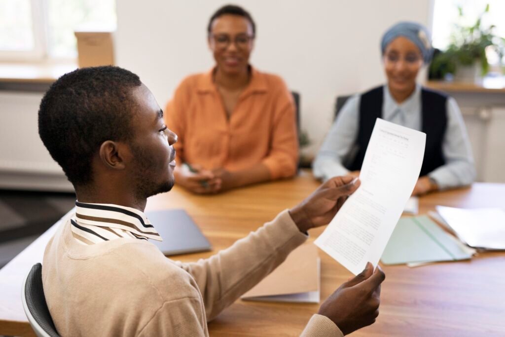 Assistance juridique et représentation 1 man holding contract his new office job after interview